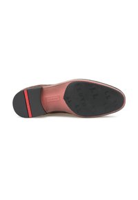 Semelle de chaussure avec un dessous en caoutchouc noir texturé, une bande d'accent rouge et un dessus en cuir marron. Forme plate et arrondie avec un détail logo.