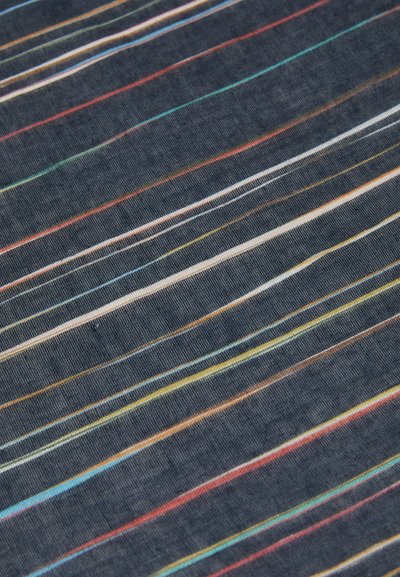 Material textil din bumbac cu un fundal închis de nuanță navy și dungi orizontale multicolore în roșu, galben, verde și albastru. Textură moale.