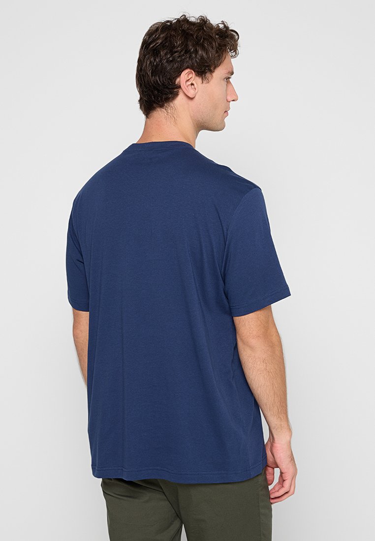 Camiseta de algodón azul marino de manga corta, con un escote redondo y un corte relajado, que presenta una textura suave sin patrones visibles.