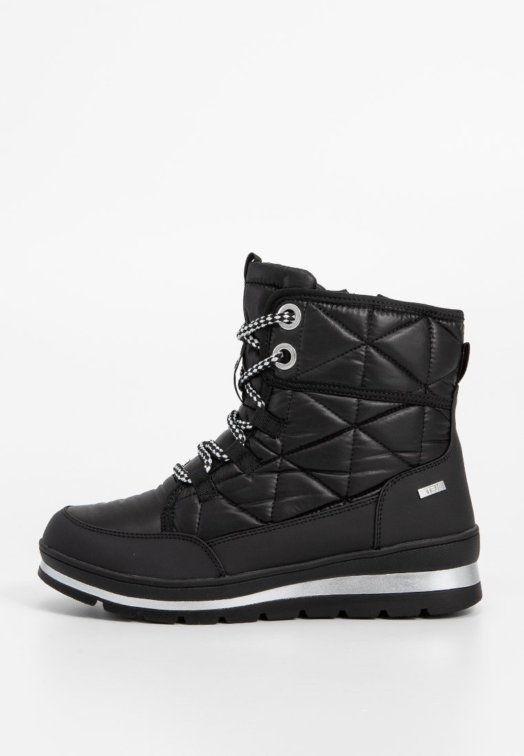 Czarne ocieplane zimowe buty z pikowanym wierzchem, wzorzystymi sznurówkami, srebrnymi oczkami i grubą podeszwą z odblaskowym srebrnym paskiem.
