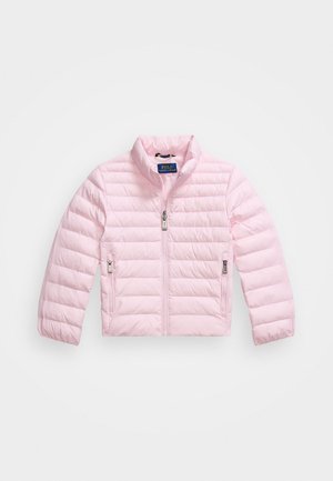 Chaqueta acolchada rosa con un alto cuello, que cuenta con dos bolsillos laterales con cremallera y un cierre frontal con cremallera. El material es brillante y ligero.