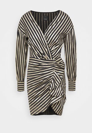 Robe portefeuille à manches longues rayée noire et dorée métallique, col en V, taille froncée, détail volanté et poignets ajustés.