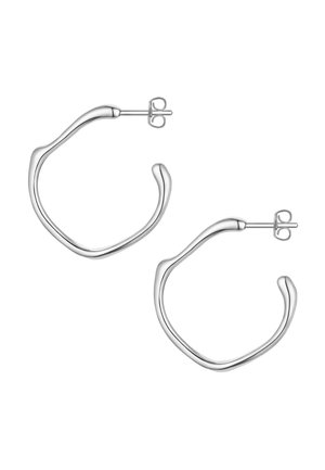 Zilverkleurige open creolen met onregelmatige, golvende vormen en sluitingen met pen op een witte achtergrond.