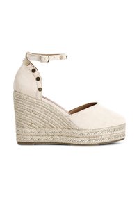 Scarpa wedge beige in suede con cinturino alla caviglia e punta rotonda. Presenta una piattaforma in corda intrecciata e dettagli metallici sul cinturino.