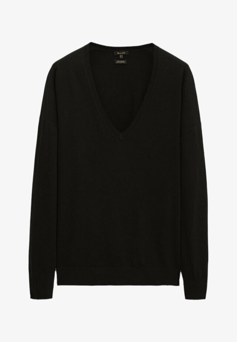 Pull en maille noir avec un décolleté en V profond, des manches longues et une coupe décontractée. Le tissu a une texture lisse, avec un design simple et minimal.