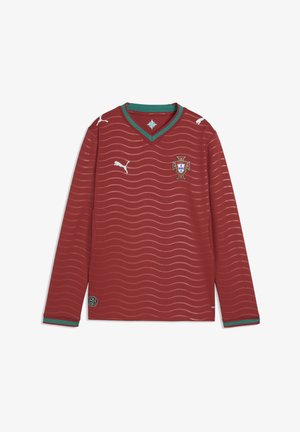 Czerwona, długorękawowa koszulka piłkarska z falistymi paskami, dekoltem w kształcie litery V z zieloną lamówką, logo Puma i herbem reprezentacji Portugalii na piersi.
