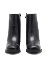 Čierne kožené členkové topánky s hladkým povrchom, bočnými zipsami a okrúhlymi špičkami. Minimalistický dizajn bez viditeľných vzorov alebo akcentov.