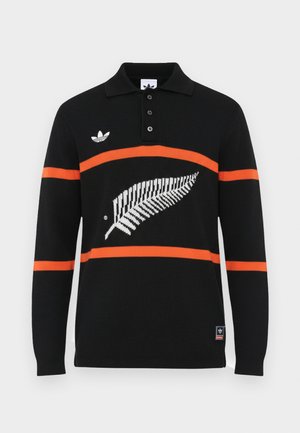Polo a maniche lunghe nera con strisce arancioni, caratterizzato da un design di felce bianca e una chiusura con tre bottoni. Include un logo ricamato sul petto.