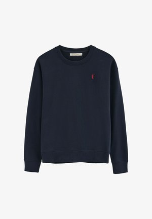 Marineblauwe crewneck trui met lange mouwen en een klein rood geborduurd polo-spelerlogo op de linkerborst.