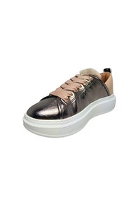 Metallische bronzen sneaker met zachte beige accenten, dikke witte zool en satijnen veters. Voorzien van een stevige kraag en een gladde textuur.