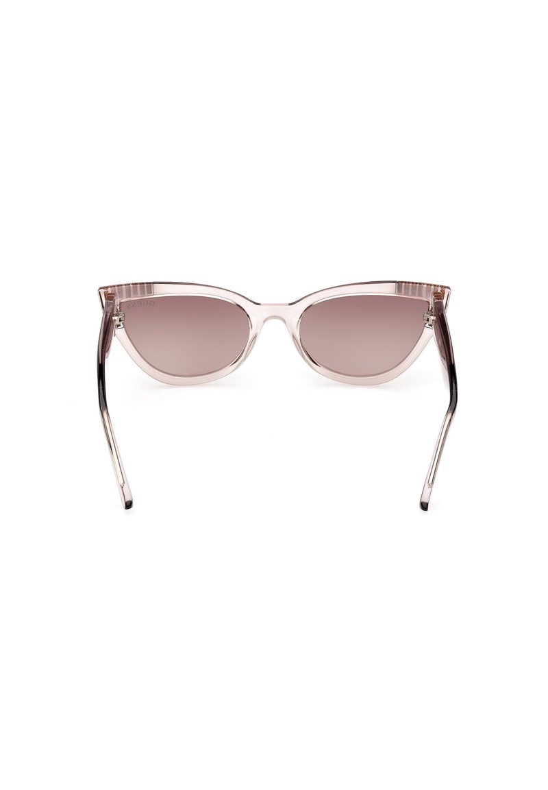 Transparente pinkfarbene Cateye-Sonnenbrillen mit gradienten braunen Gläsern, Metall-Scharnieren und leicht gebogenen Bügeln auf einem weißen Hintergrund.