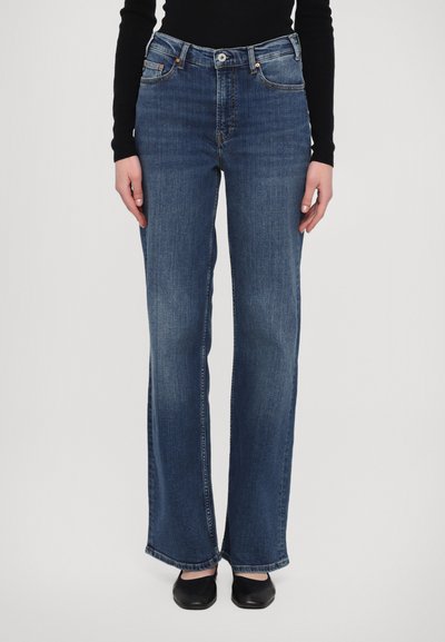 Jeans in denim blu scuro con gamba dritta, design a cinque tasche, cuciture visibili e una finitura leggermente sbiadita sulle cosce.