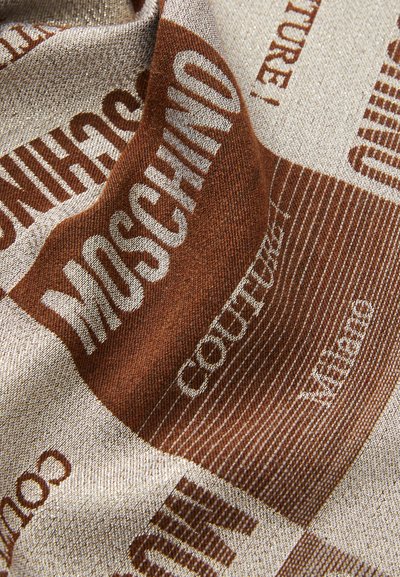 Vävt tyg med bruna och beige ränder som har varumärkesnamnet "Moschino" och "Country Italia" text i fet stil.