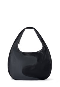 Čierna a šedá ramenná taška vyrobená z hladkej kože s zakriveným dizajnom, obsahujúca veľkú hlavnú priehradku a bezšvovú rúčku.