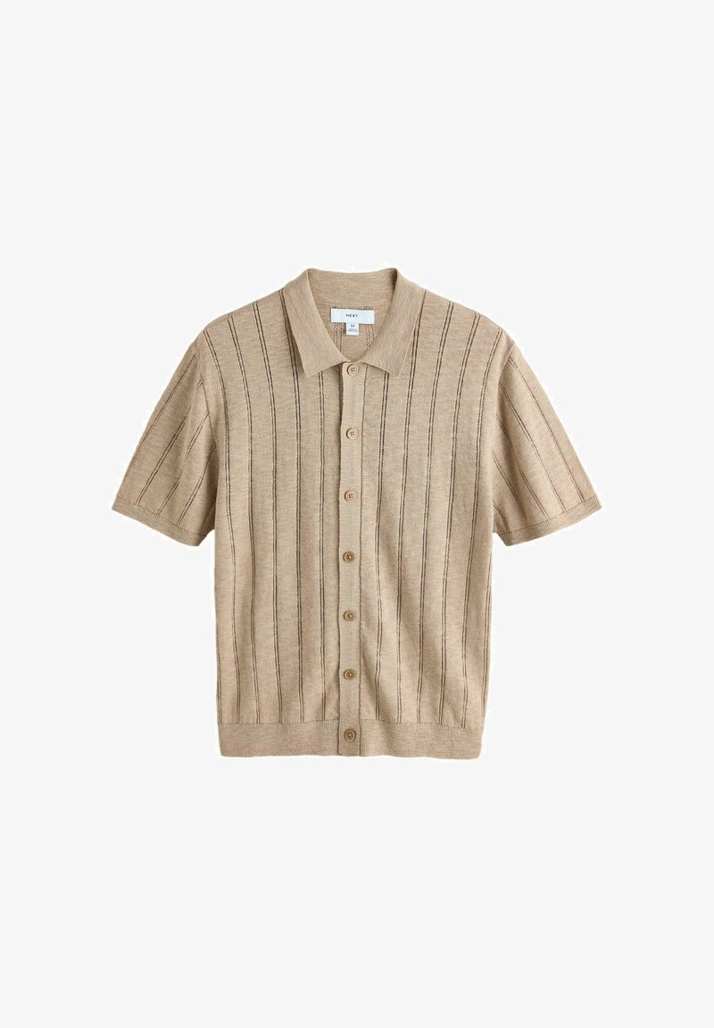 Chemise tricotée beige à manches courtes avec boutons et rayures verticales foncées, col pointu, taille moyenne, posée à plat sur fond blanc.