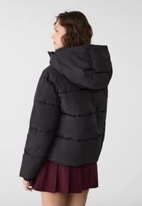 Stradivarius HOODED PUFFER - Zimná bunda - black