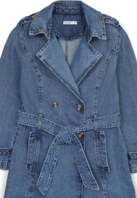 Denim trench coat in medium blue with a double-breasted front, notched collar, belted waist, and side pockets. Soft texture and classic design.