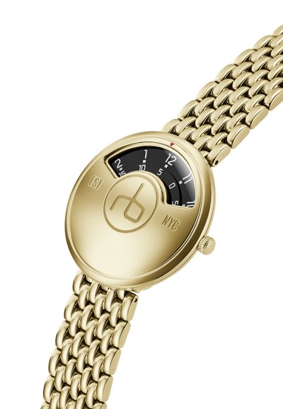 Guldtonet ur med rund urskive og sort dial. Har en mesh-rem, graveret branding og en enkelt krone på siden til justeringer.