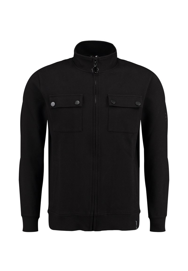 Chaqueta negra con cremallera hecha de un tejido texturizado que presenta un cuello alto, dos bolsillos frontales con botones a presión y puños acanalados.