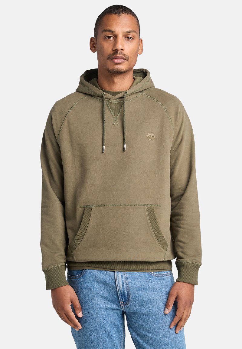 Sudadera verde oliva con un bolsillo tipo canguro, cordones ajustables y puños acanalados. Presenta un pequeño logo en el pecho. Corte simple y relajado.