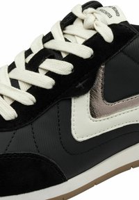 Schwarze Sneaker aus strukturiertem Leder mit Wildlederakzenten und einem metallisch silbernen Logo. Mit cremefarbenen Schnürsenkeln und einer weißen Zwischensohle ausgestattet.