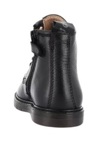 Stivale alla caviglia in pelle nera con chiusura a zip e superficie texturizzata con cuciture visibili, punta rotonda e suola nera robusta.
