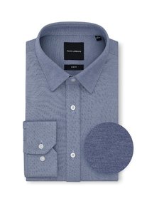 Niebieska koszula w wzory o dopasowanym kroju, z kołnierzykiem typu spread i długimi rękawami. Posiada białe guziki oraz teksturowany materiał. Dołączony wzornik materiału.