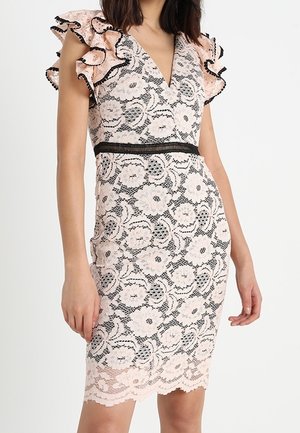 Różowa koronkowa sukienka bez rękawów z czarnym kwiatowym wzorem, falbanami na ramionach, dekoltem w serek, dopasowaną talią i falowanym dołem.