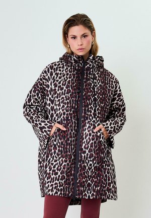 Oversized leopardprint jakke med hætte, med store lommer, lynlås lukning og en blanding af creme, sort og burgunder farver.