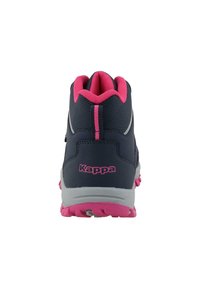 Botas de senderismo azul oscuro con acentos en rosa. Presentan un upper texturizado, un collar acolchado y una suela de goma con un patrón de relieve distintivo. Logo de Kappa visible.