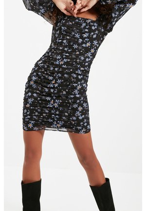 Schwarzes Blumenkleid mit geraffter Textur, das mit blauen und gelben Blumenmustern verziert ist. Lange transparente Ärmel und eine taillierte Silhouette.