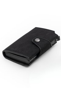 Portafoglio in pelle nera con chiusura a bottone e portacarte integrato etichettato "MONEYHOLD" su uno sfondo bianco.
