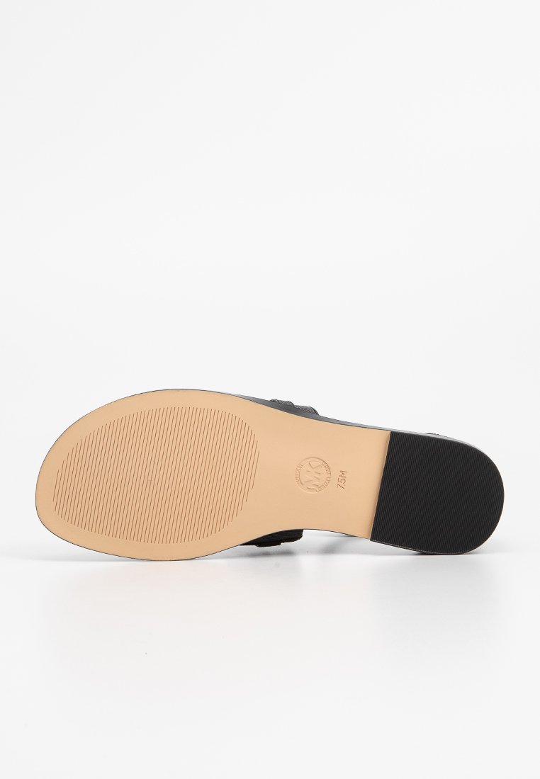 Infradito nera con superficie texturizzata, suola piatta e grip in gomma sul fondo. Presenta un logo e un motivo a righe per la trazione.