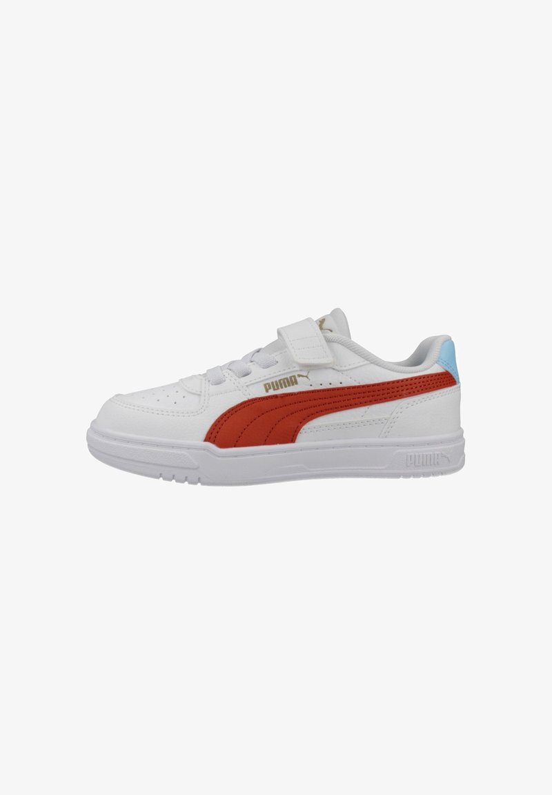 Baskets blanches Puma avec bande latérale rouge, languette de talon bleue, bride à velcro et lacets, vues de côté extérieur sur fond blanc.