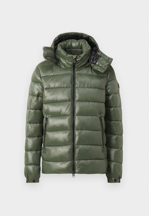 Vihreä puffatakki, jossa on kiiltävä pinta. Takissa on vetoketjulla suljettava etuosa, irrotettava huppu ja kaksi sivutaskua. Koko takissa on tikattu palakuvio.