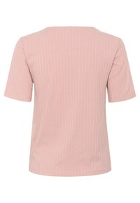 Camiseta de manga corta de color rosa con un acabado acanalado y un cuello redondo. Presenta un corte recto sin marcas visibles ni acentos.