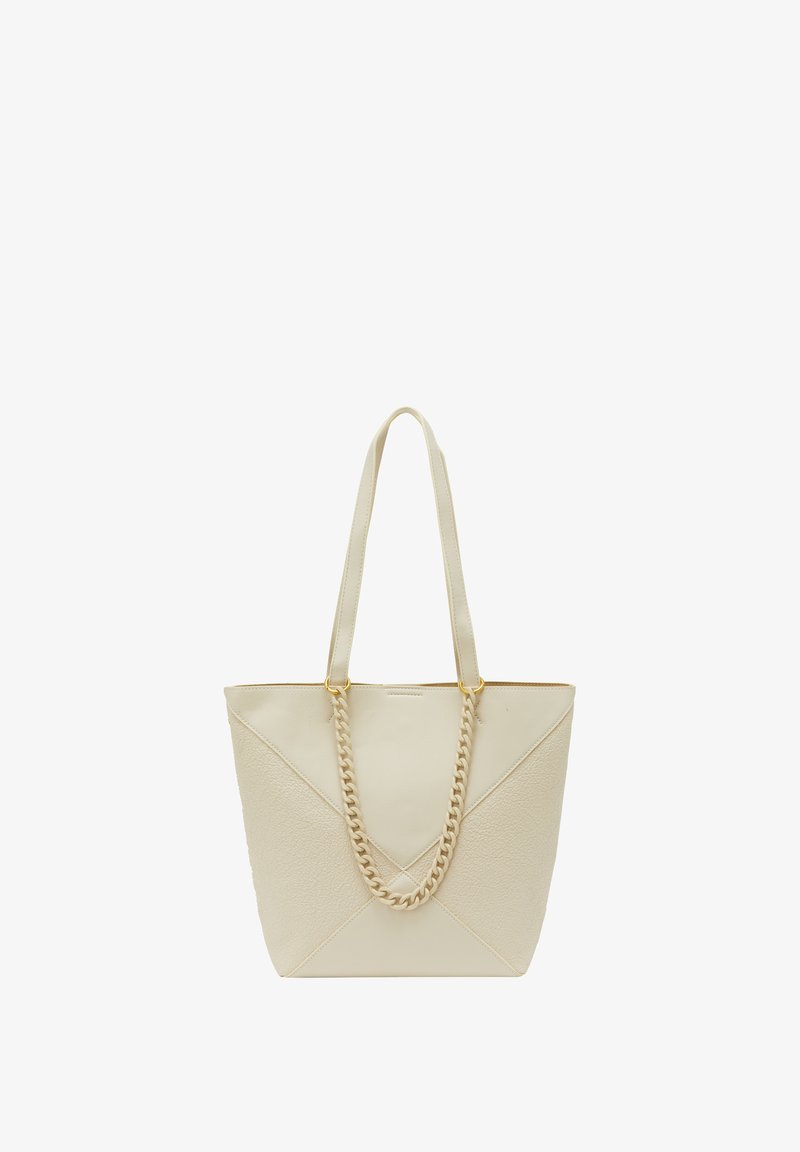 Lichtbeige tote bag met een gestructureerd oppervlak, voorzien van een gevlochten kettingaccent en platte schouderbanden. Geometrisch paneelontwerp.