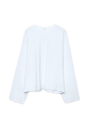 Biela dlhá mikina s okrúhlym výstrihom, voľného strihu a rovný lem, položená naplocho na bielom pozadí.