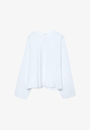 Biela dlhá mikina s okrúhlym výstrihom, voľného strihu a rovný lem, položená naplocho na bielom pozadí.