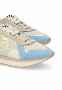 Beige und blaue Sneaker aus Mesh- und Wildledermaterialien, mit einem goldenen Logo, strukturierten Akzenten und einer hellen Sohle.