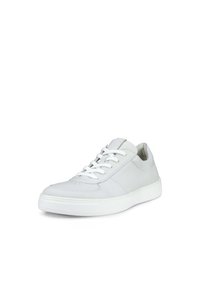 Vit sneaker gjord av slätt läder med en vit gummisula. Har rund tå, snörning och texturerade detaljer på sidorna.