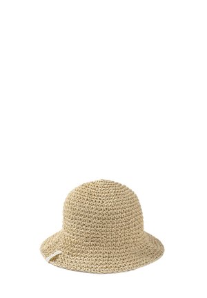 Sombrero tipo bucket beige de crochet con corona redondeada y ala suave que se inclina hacia abajo, sobre un fondo blanco.