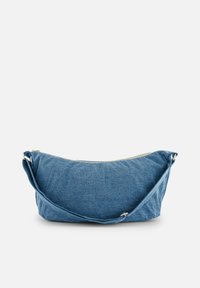 Sac à épaule en denim avec un design incurvé, de couleur bleue, fermeture éclair en argent et bandoulière réglable. Texture douce avec des détails de couture subtils.