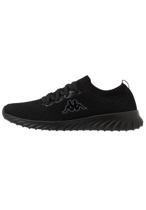 Czarny dzianinowy sneaker z sznurowanym przodem, prążkowanym kołnierzem przy kostce, teksturowaną podeszwą i logo przedstawiającym dwie siedzące postacie z boku.