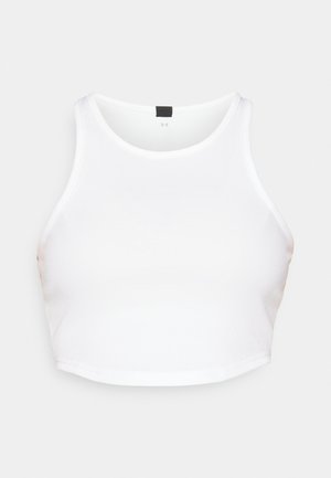 Balts ribots īsais tops ar noapaļotu kakla izgriezumu un platām siksnām, tam ir smalka tekstūra un melna birka aizmugurē pie kakla.