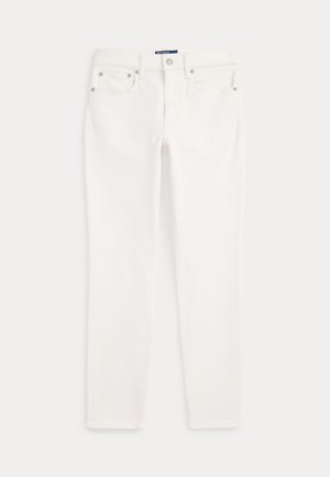 Vita slim-fit jeans med framknapp, bältesöglor och femfickorsdesign, utlagda platt på en enkel bakgrund.