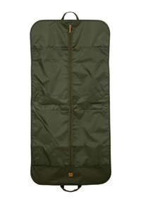 Bolsa de ropa de color verde oliva hecha de un tejido resistente. Cuenta con un zip central, tres bolsillos frontales y un asa de transporte. Diseño rectangular y sencillo.