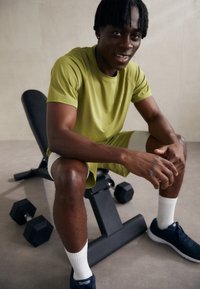 ICANIWILL STRIDE RAGLAN - Spordi T-särk - light olive