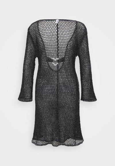 Vestido negro de punto abierto con mangas de tres cuartos, un escote amplio y un detalle de corte en la espalda, presentando una apariencia texturizada y similar a una malla.