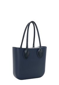 Granatowa torba na ramię o gładkim materiale, zaokrąglonym kształcie i podwójnych skórzanych uchwytach. Posiada logo z przodu oraz teksturowane wnętrze wykończone podszewką.